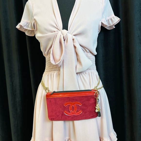 CHANEL crossbody in red velvet CC Beauty line or bum bag with chain & ch… - Picture 3 of 13